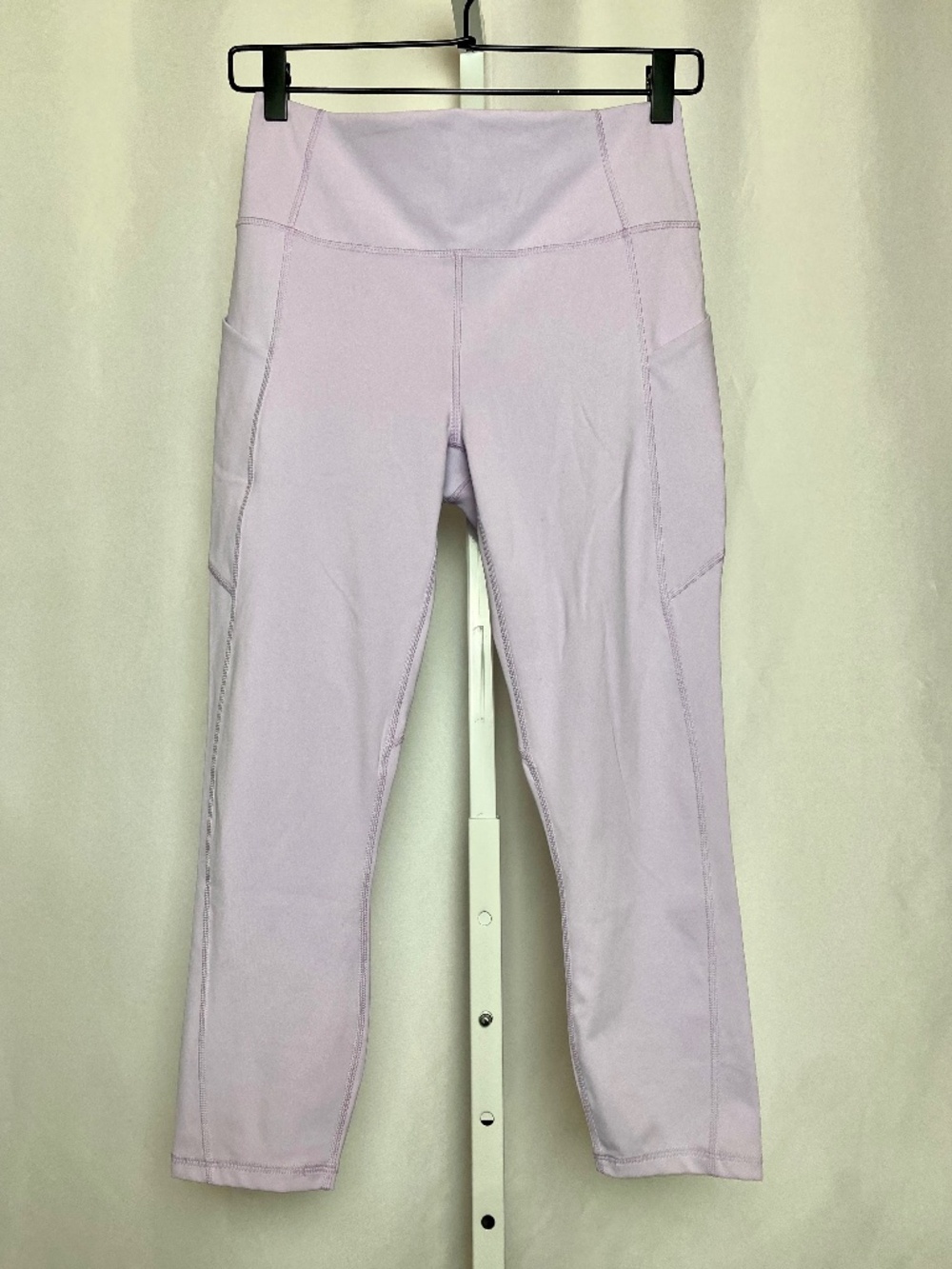 Fabletics Womenʻs Lavender Oasis PreLuxe High Waisted Capri Yoga Leggings